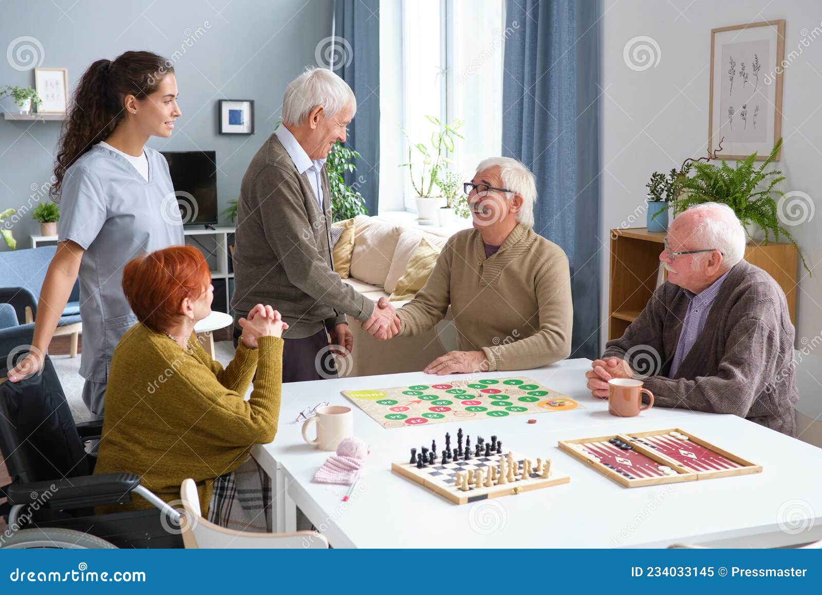 Grupo de amigos que gosta de jogar videogame em casa se reunindo