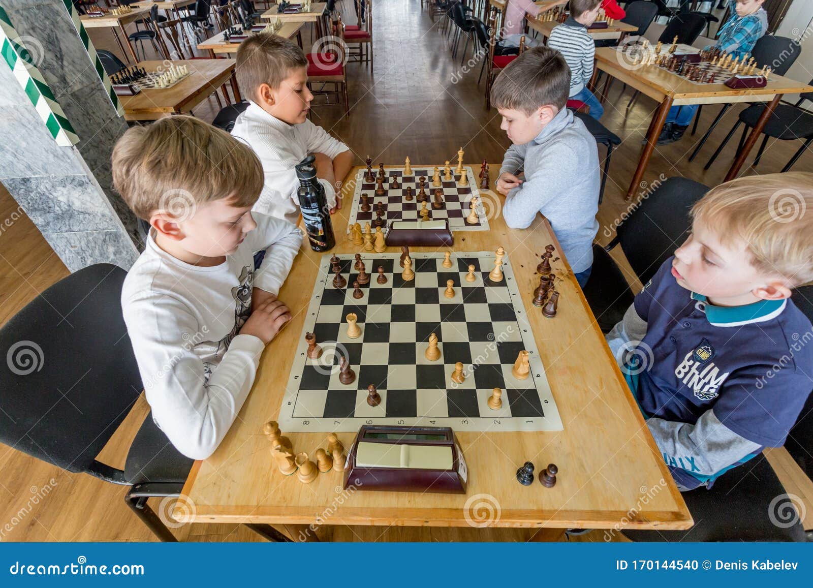 Rússia, Vladivostok, 12/01/2018 As Crianças Jogam a Xadrez Durante a  Competição Da Xadrez No Clube De Xadrez Jogos Da Educação, D Imagem  Editorial - Imagem de inteligência, movimento: 133102730