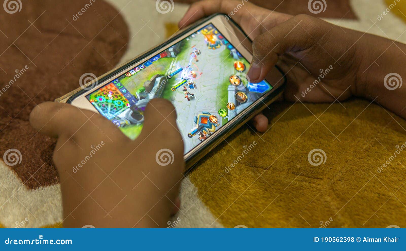 Pessoas Jogando Jogos Famosos De Celulares Chamados Lendas Móveis