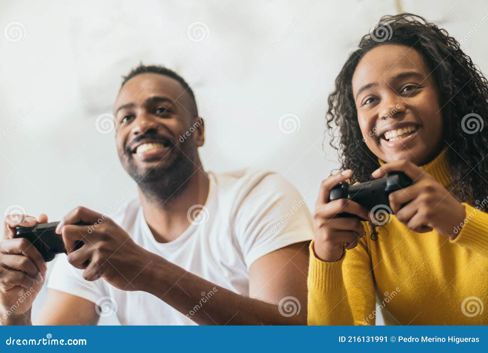 Pessoas Jogando Videogame E Se Divertindo Em Casa Imagem de Stock