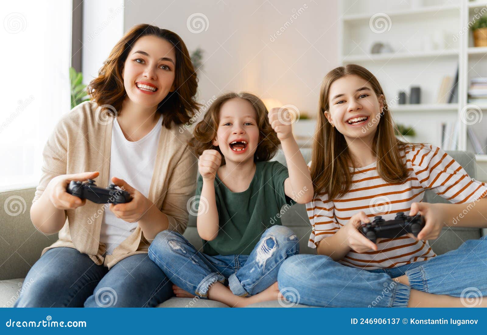 Pessoas Jogando Videogame E Se Divertindo Em Casa Imagem de Stock