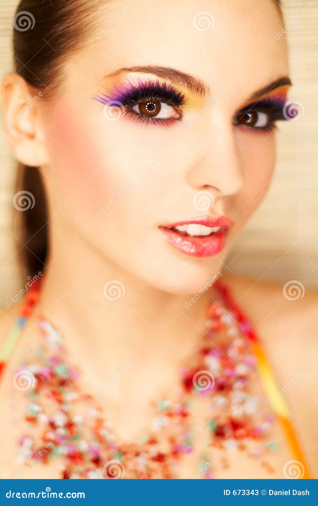 Retrato de la mujer atractiva joven hermosa atractiva con las pestañas artificiales y el maquillaje hermoso