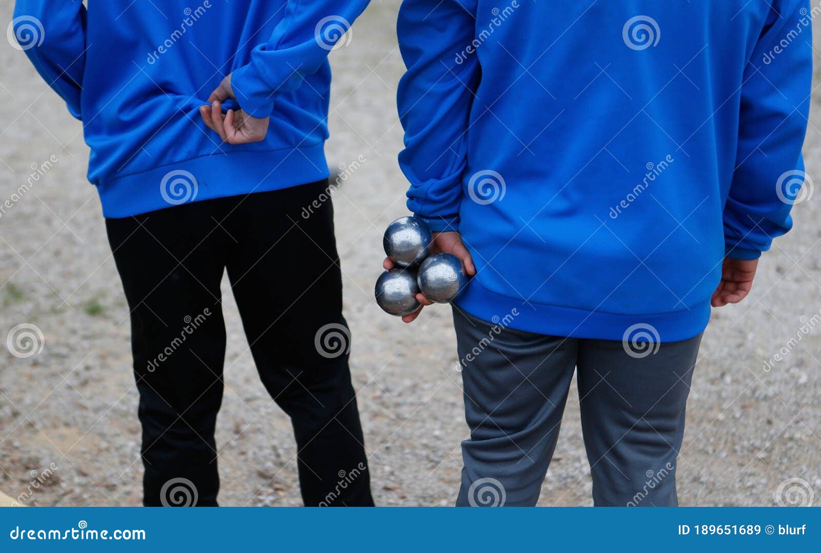 petanque throwers seen from back
