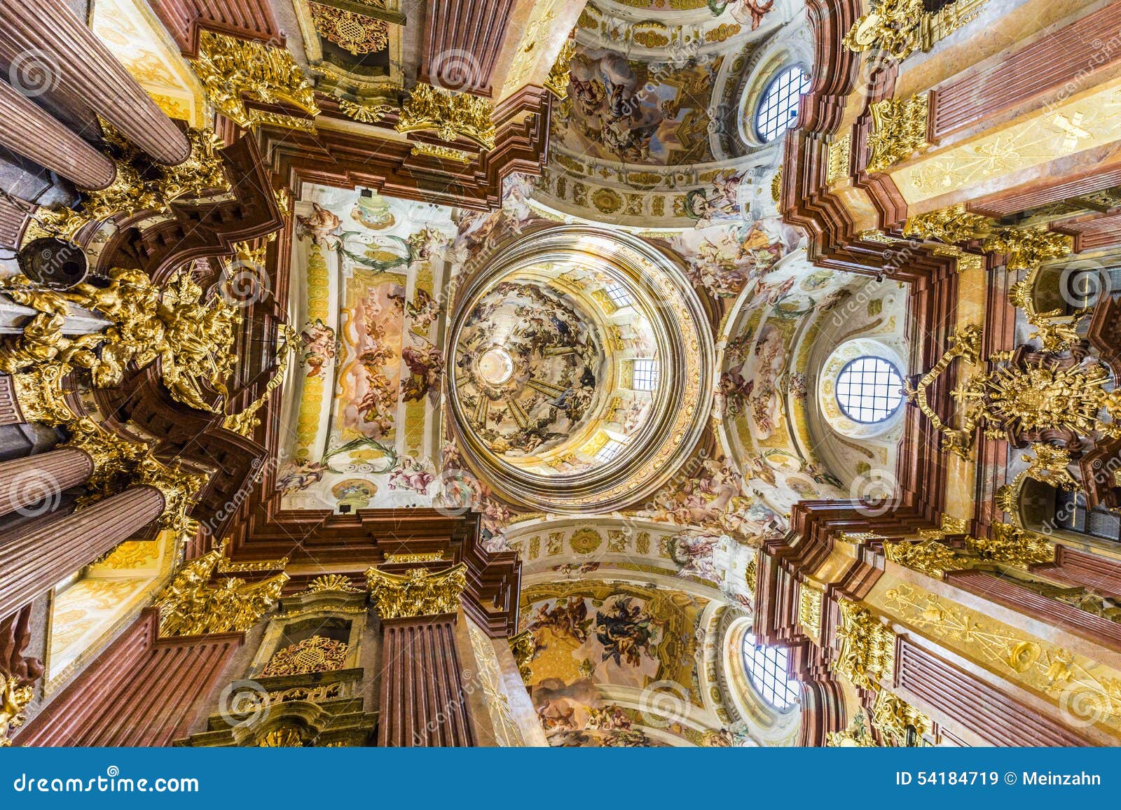 Peter und Paul-Kirche in der Melk Abtei. MELK, ÖSTERREICH - 22. APRIL 2015: St Peter und Paul Church in Melk-Abtei in Melk, Österreich Abbey Church wird eine von den schönsten in Österreich betrachtet, errichtet in den barocken Kirchen