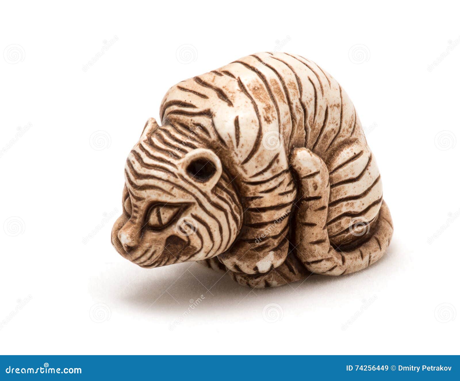 Petit Accessoire Japonais D'un Tigre Posé D'isolement Image stock