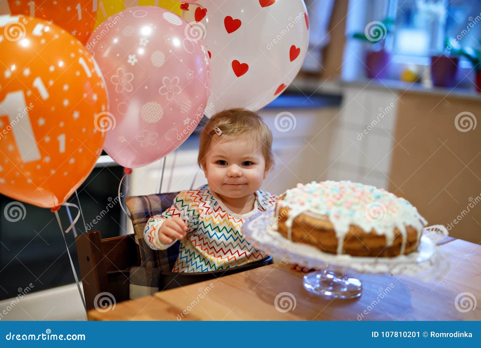 Petit Bebe Adorable Celebrant Le Premier Anniversaire Bebe Mangeant La Decoration De Marshmellows Sur Le Gateau Fait Maison D In Image Stock Image Du Celebrant Decoration Petit Bebe Adorable Celebrant Le Premier Anniversaire Bebe Mangeant La Decoration De Marshmellows Sur Le Gateau Fait Maison D In Image Stock Image Du Celebrant Decoration