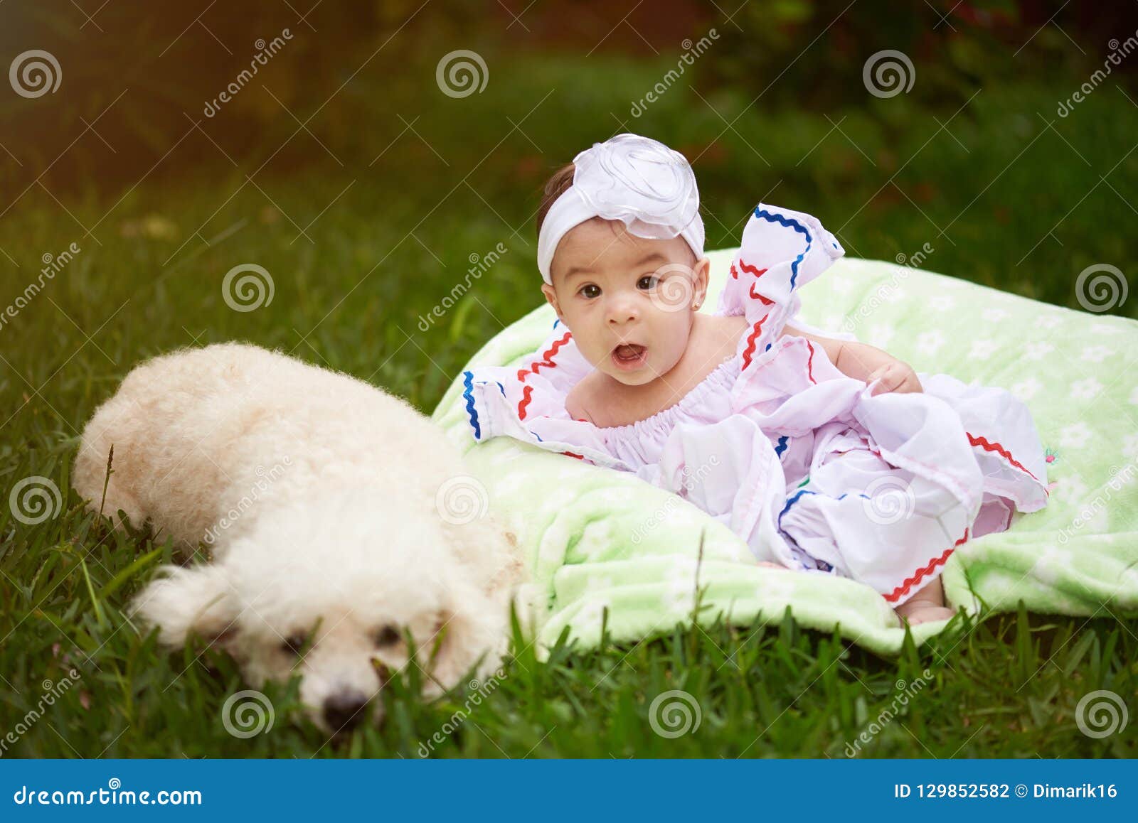 Petit Bebe Avec Le Chien De Caniche Blanc Photo Stock Image Du Crabot Jardin