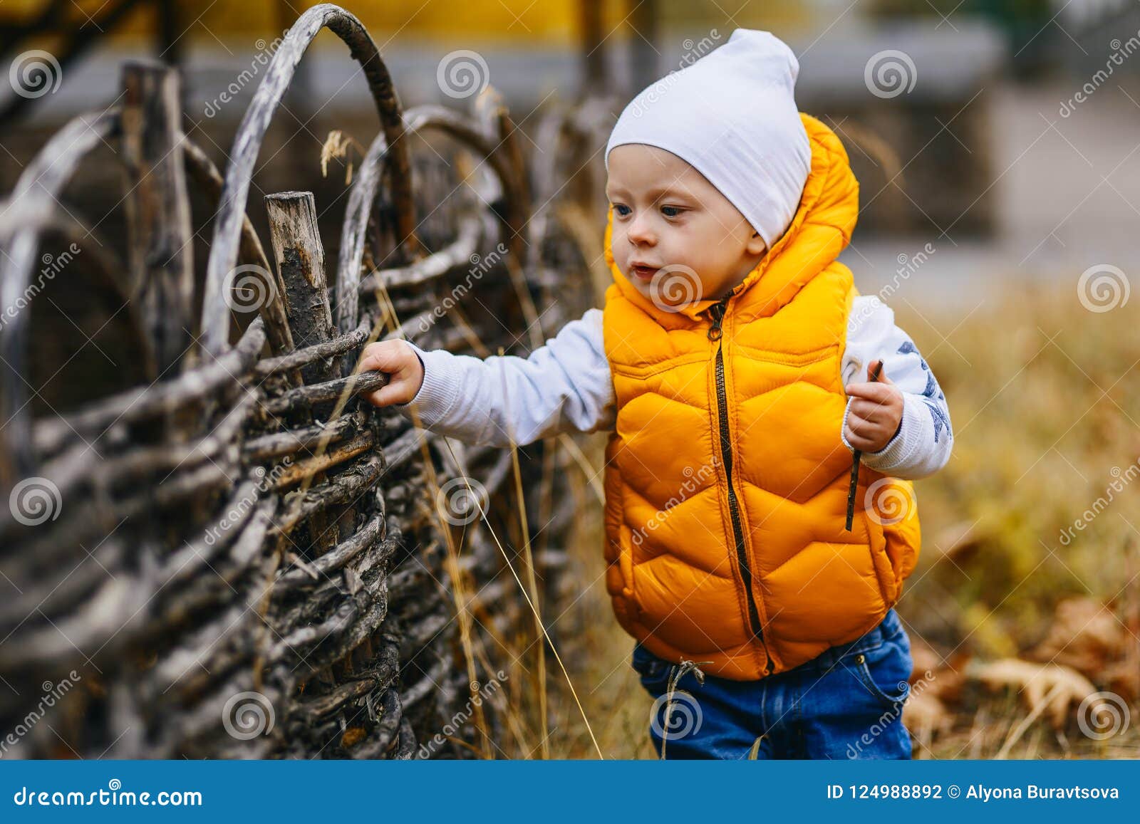 Petit Bebe Dans Un Gilet Jaune En Automne Dehors Photo Stock Image Du Vieux Heureux