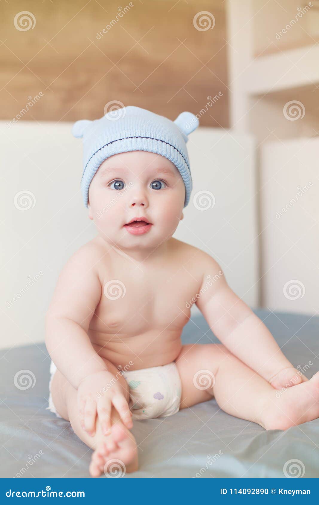 Petit Bebe Garcon Drole Avec De Grands Yeux Bleus Souriant Avec Le Chapeau Mignon Avec Des Oreilles Sur Sa Tete Photo Stock Image Du Mois Adorable