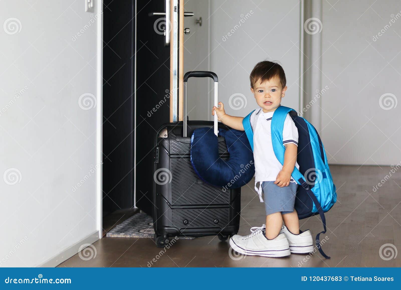 Petit Bebe Garcon Mignon Dans Des Chaussures De Peres Et Avec Le Grand Sac A Dos Jugeant La Valise Restant La Porte Ouverte Proch Image Stock Image Du Conge Interieur Petit Bebe Garcon Mignon Dans Des Chaussures De Peres Et Avec Le Grand Sac A Dos Jugeant La Valise Restant La Porte Ouverte Proch Image Stock Image Du Conge Interieur