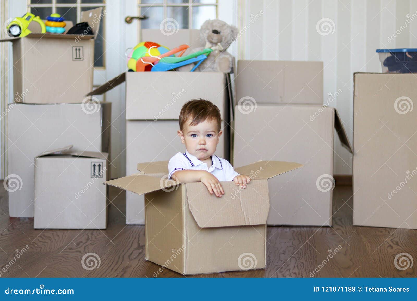 Petit Bebe Garcon Mignon S Asseyant A L Interieur De La Boite En Carton Avec De Grandes Boites Pleines Des Jouets Sur Le Fond Photo Stock Image Du Colis Ours Petit Bebe Garcon Mignon S Asseyant A L Interieur De La Boite En Carton Avec De Grandes Boites Pleines Des Jouets Sur Le Fond Photo Stock Image Du Colis Ours