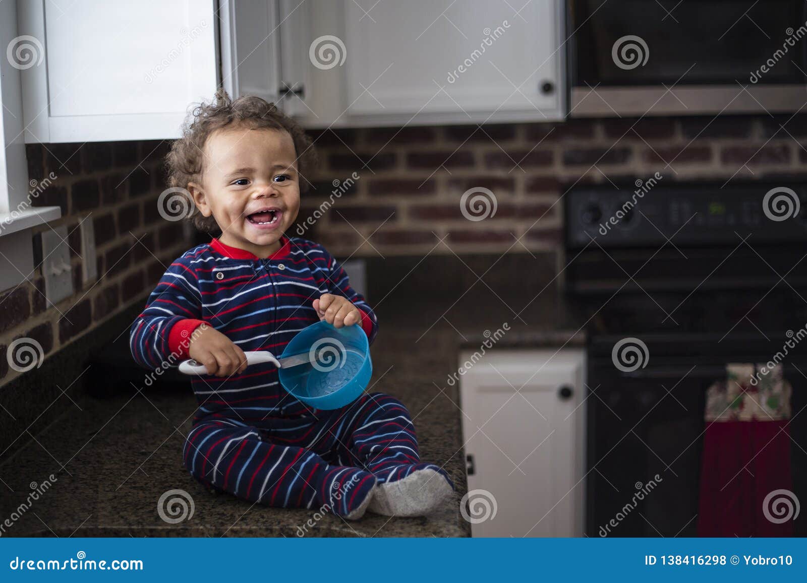 Petit Bebe Garcon Noir Mignon De Sourire Jouant Dans La Cuisine Photo Stock Image Du Expression Africain