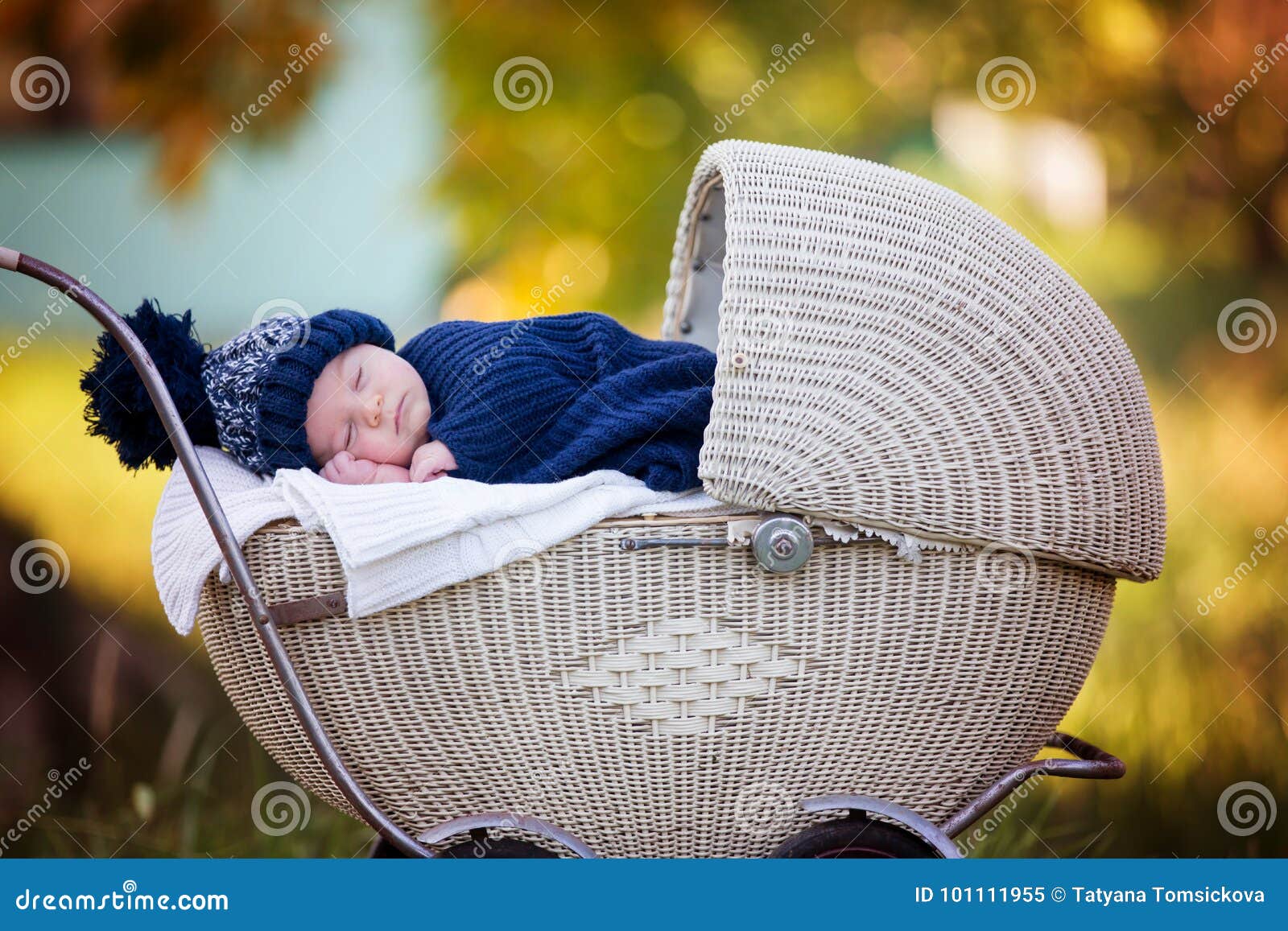 Petit Bébé Garçon Nouveau-né, Dormant Dans La Vieille Rétro