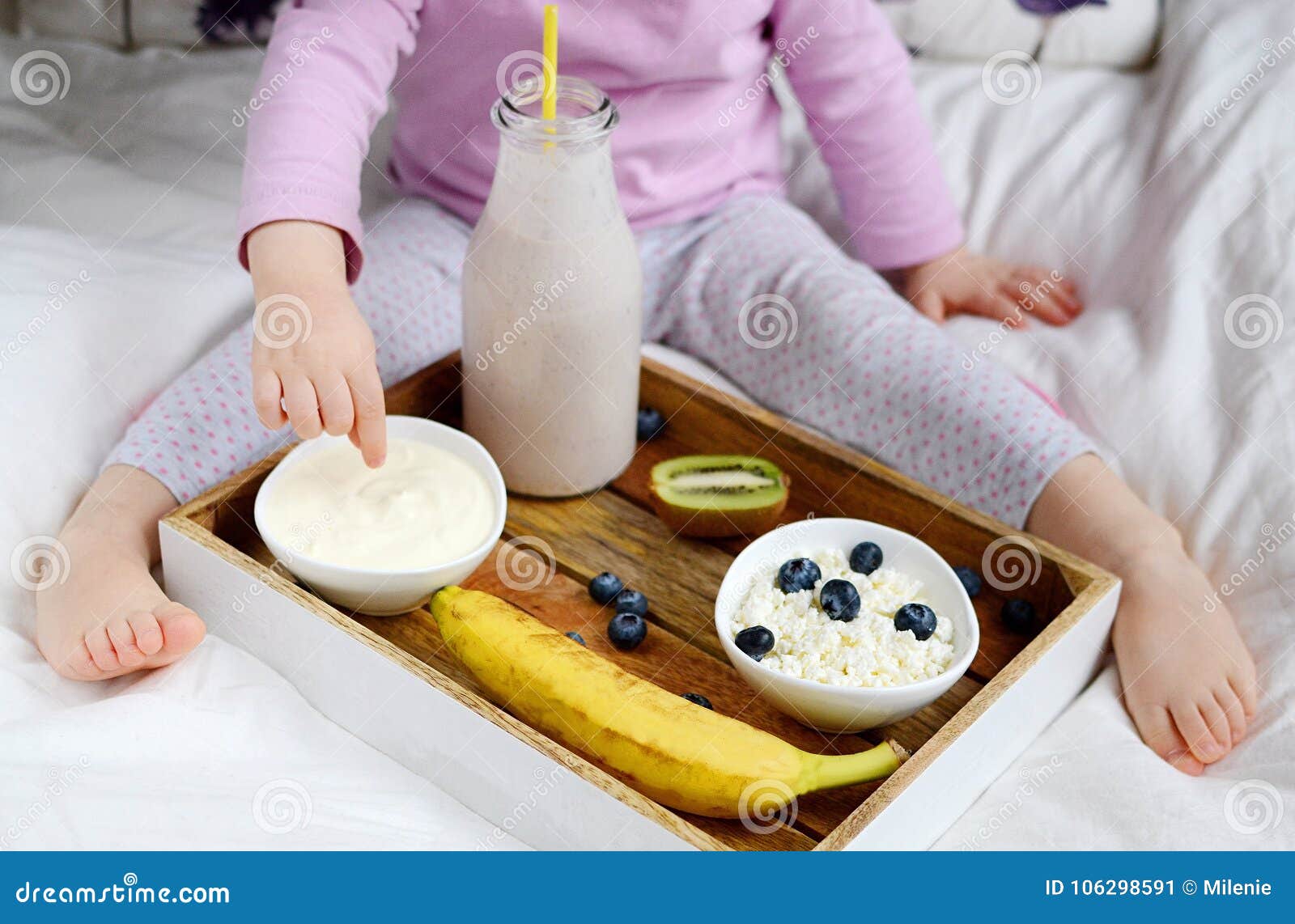 Petit Bebe Mangeant Le Petit Dejeuner Sain Image Stock Image Du Glace Gentil