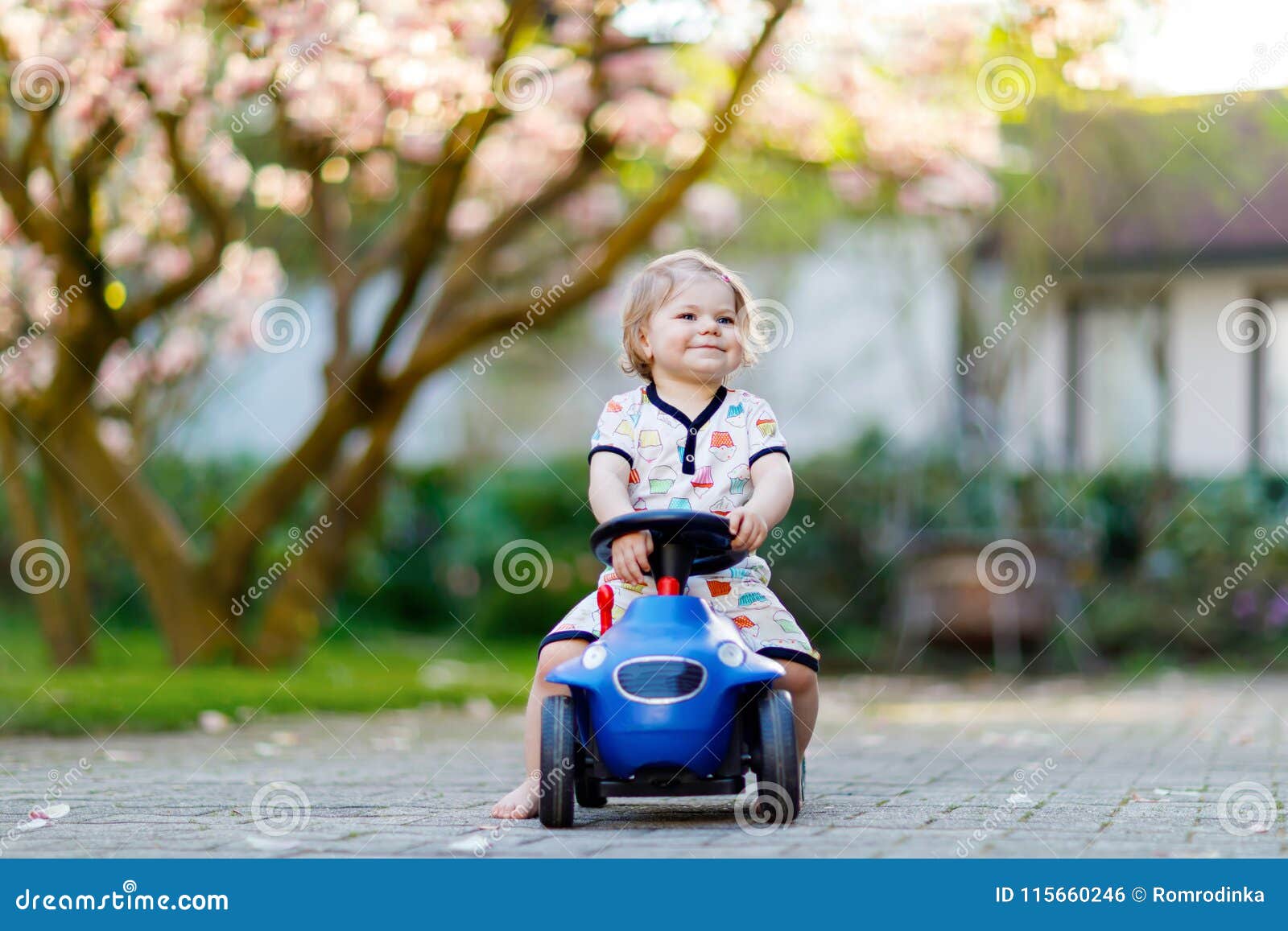 Petit Bebe Mignon Jouant Avec La Petite Voiture Bleue De Jouet Dans Le Jardin De La Maison Ou De La Pepiniere Bel Enfant Adorable Photo Stock Image Du Magnolia Jardin Petit Bebe Mignon Jouant Avec La Petite Voiture Bleue De Jouet Dans Le Jardin De La Maison Ou De La Pepiniere Bel Enfant Adorable Photo Stock Image Du Magnolia Jardin