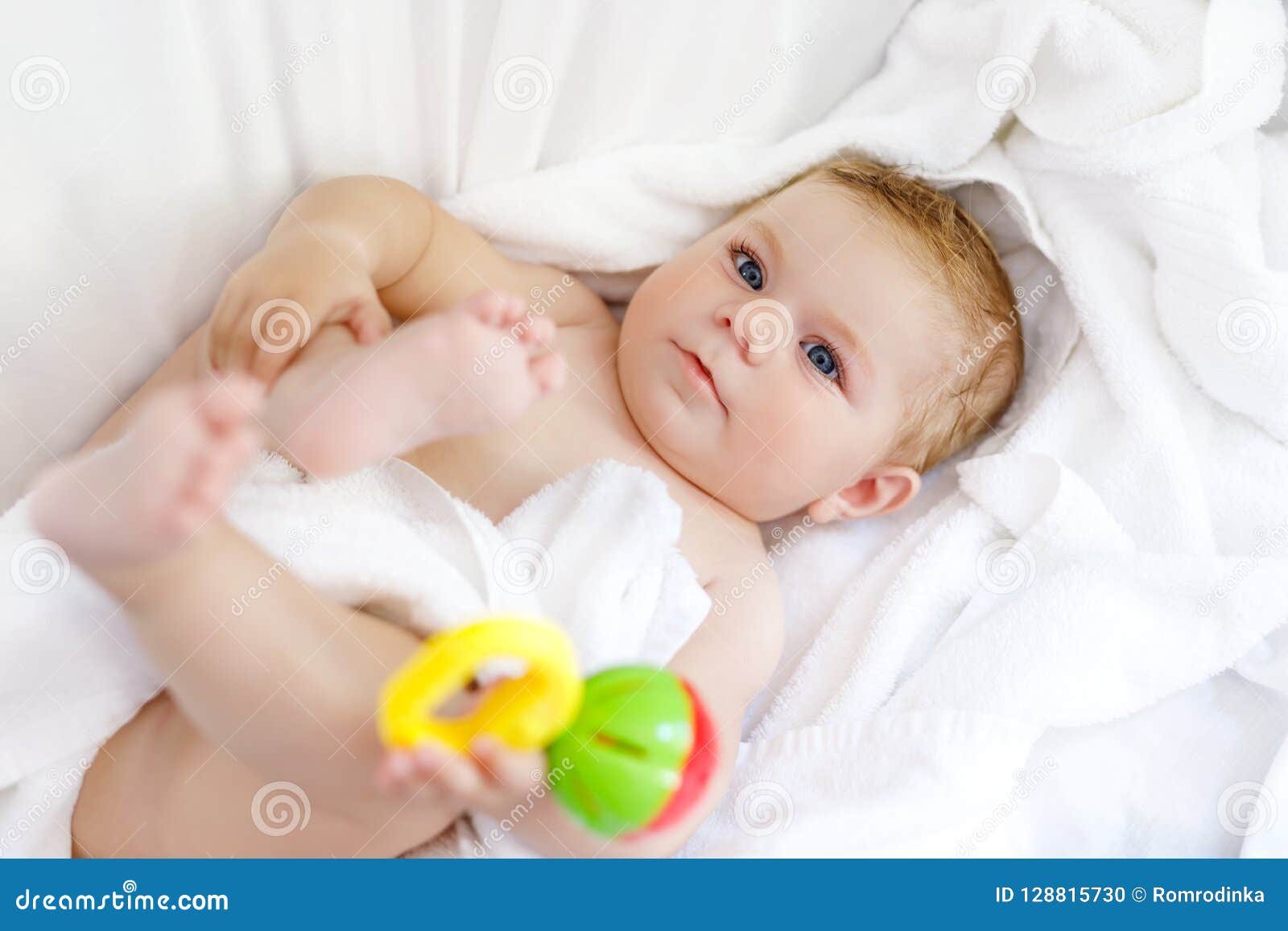 Petit Bebe Mignon Jouant Avec Le Hochet De Jouet Et Posseder Des Pieds Apres La Prise Du Bain Belle Fille Adorable Enveloppee En Photo Stock Image Du Mois Bain