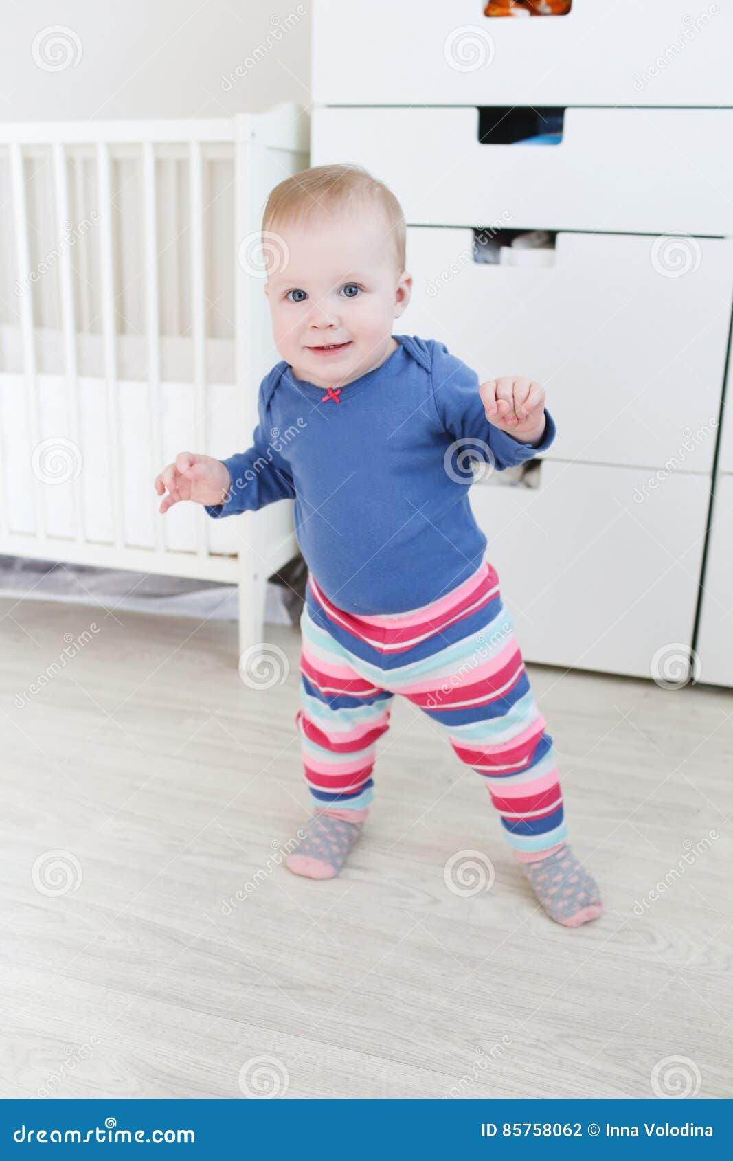 Petit Bebe 10 Mois Prenant Ses Premieres Etapes Photo Stock Image Du Mignon Verticale