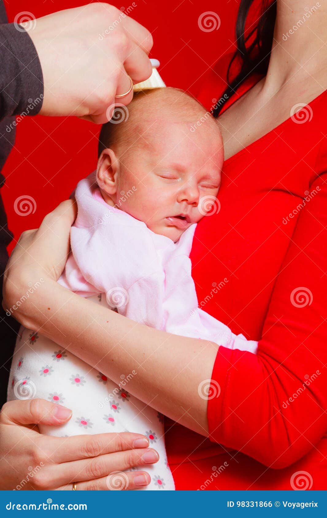 Petit Bebe Nouveau Ne Dormant Sur Le Coffre De Mere Photo Stock Image Du Etreindre Childcare