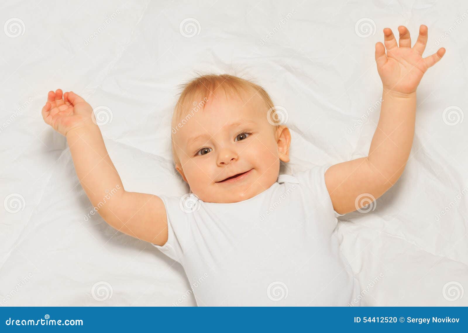 Petit Bebe Potele Avec Des Bras Sur La Couverture Blanche Photo Stock Image Du Enfant Fond Petit Bebe Potele Avec Des Bras Sur La Couverture Blanche Photo Stock Image Du Enfant Fond