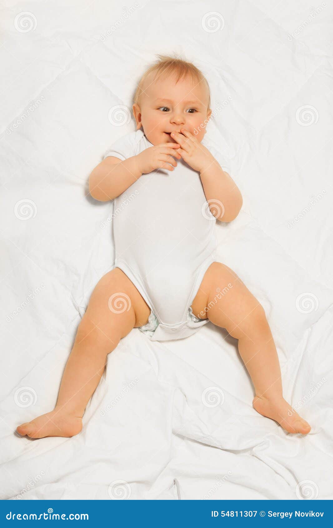 Petit Bebe Potele Avec Des Doigts Pres De Sa Bouche Image Stock Image Du Visage Enfants Petit Bebe Potele Avec Des Doigts Pres De Sa Bouche Image Stock Image Du Visage Enfants
