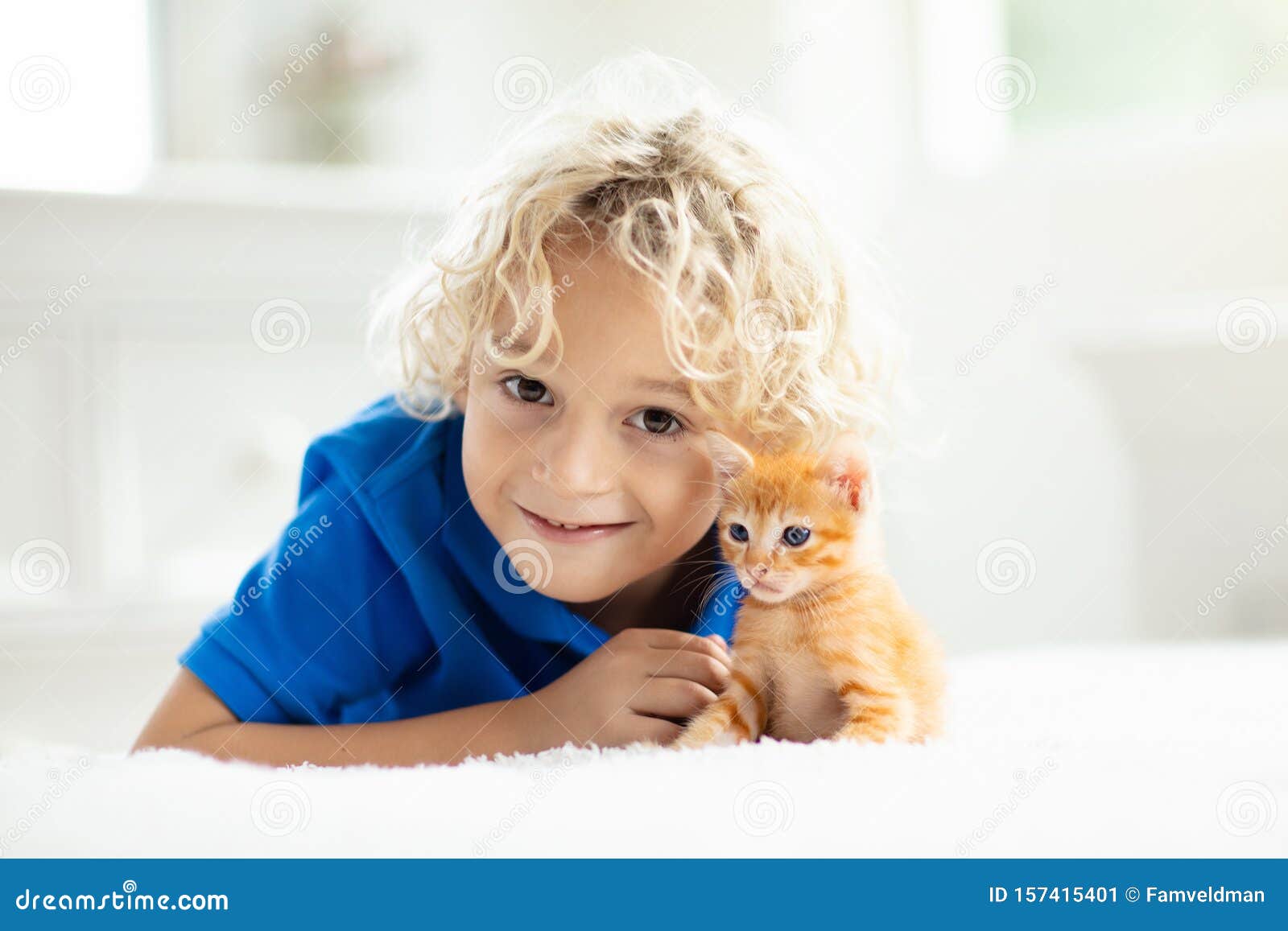 Petit Bebe Tenant Un Bebe Enfants Et Animaux Domestiques Image Stock Image Du Animaux Chat