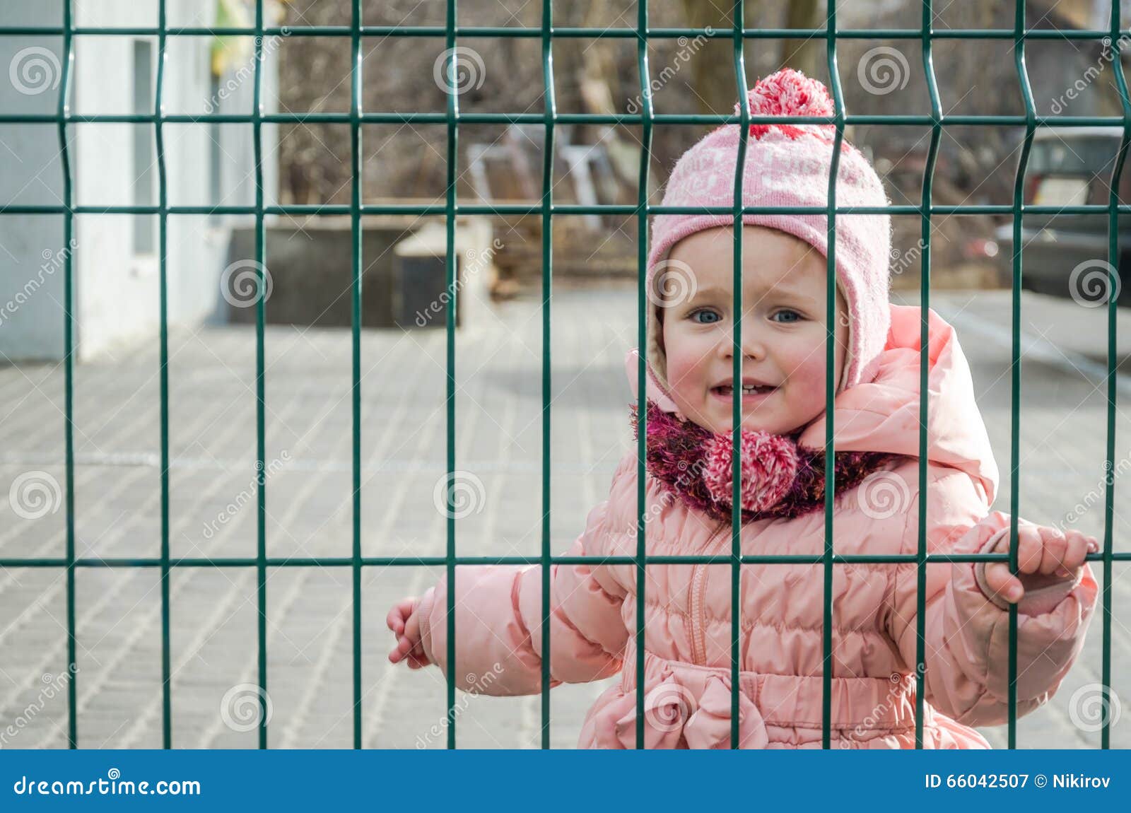 Petit Beau Bebe De Fille Pleurant Avec Des Larmes Dans Ses Yeux Et Des Emotions Tristes Et Tristes Arretees Comme Punition Pour U Image Stock Image Du Butoirs Visage