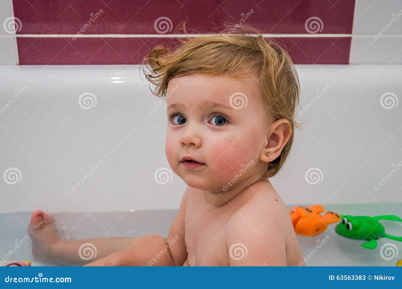 Petit Beau Se Baigner De Bebe De Fille Nu Dans L Eau Dans Le Bain Avec Ses Jouets Image Stock Image Du Moite Gens