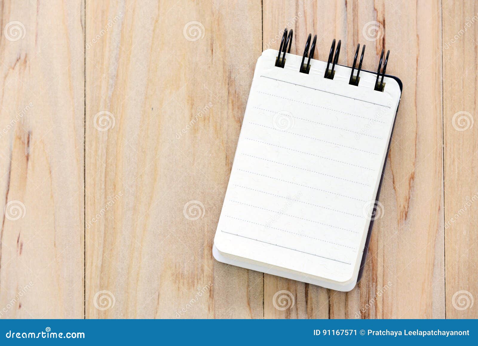 Petit Bloc-notes De Papier De Carnet Sur La Table En Bois Pour écrire Une  Information Avec L'espace De Copie Image stock - Image du simple,  information: 91167571