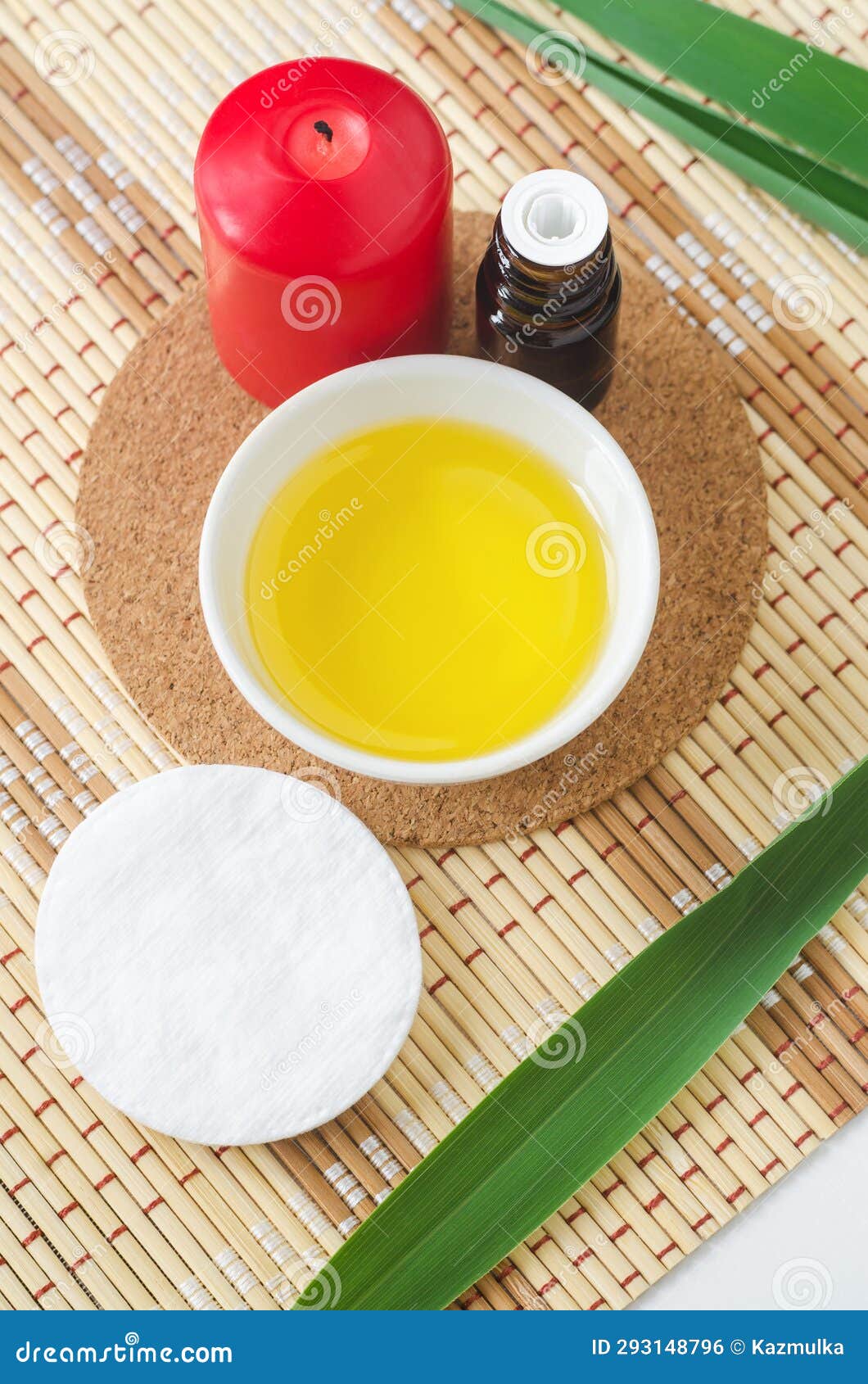 Petit Bol Blanc Avec Bouteille D'huile Aromatique De Massage à L'huile  Essentielle Et Tampon Coton. Aromathérapie Et Soins Naturel Photo stock -  Image du lifestyle, antioxydant: 293148796