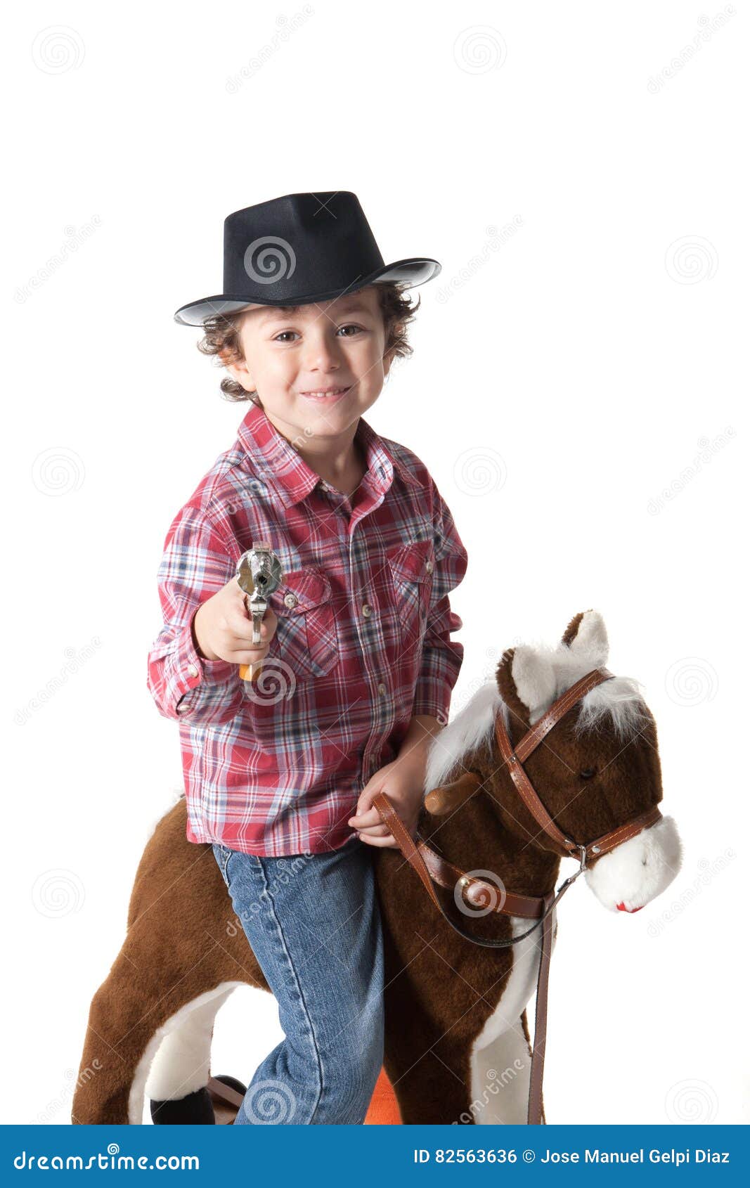 Petit Cawboy Drôle Avec La Chemise De Plaid Rouge Montant Un Cheval De Jeu  Photo stock - Image du gibier, chapeau: 82563636