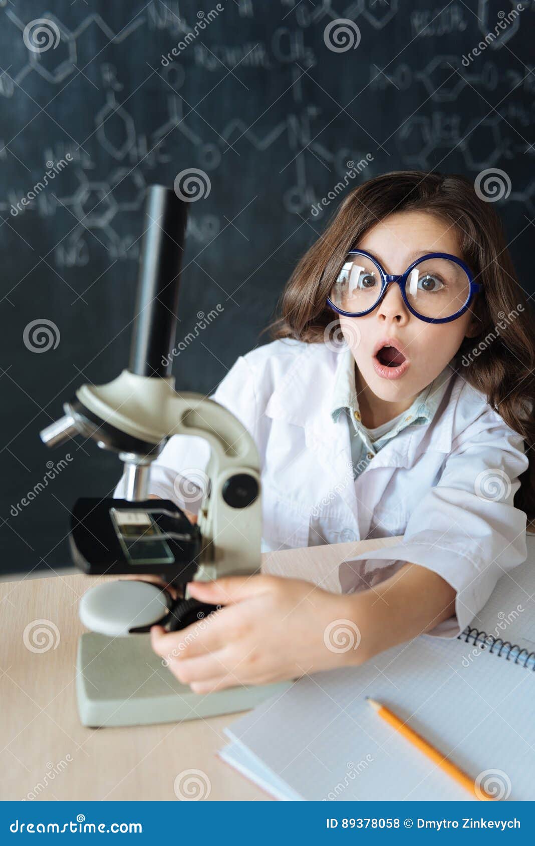 Petit Chimiste Impressionné à L'aide De L'équipement De La Science Dans Le  Laboratoire Photo stock - Image du matériel, éducation: 89378058