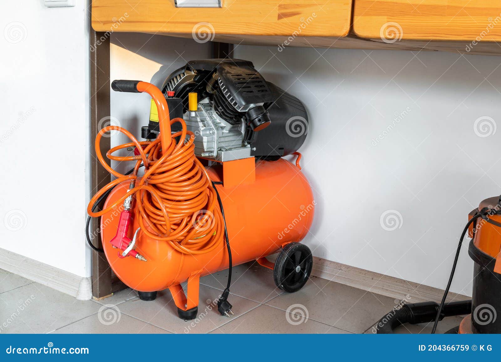 Petit Compresseur D'air Industriel Portable Orange De Puissance Avec Le  Tuyau De Bobine Et Le Garage Pneumatique D'entrepôt D'arme Image stock -  Image du intérieur, canon: 204366759
