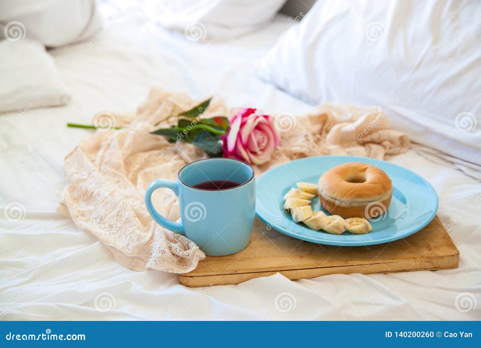 Petit Dejeuner Au The De Petits Pains D Hotel Et Un Bouquet Des Fleurs Dans Le Lit Photo Stock Image Du Pain Sain Petit Dejeuner Au The De Petits Pains D Hotel Et Un Bouquet Des Fleurs Dans Le Lit Photo Stock Image Du Pain Sain