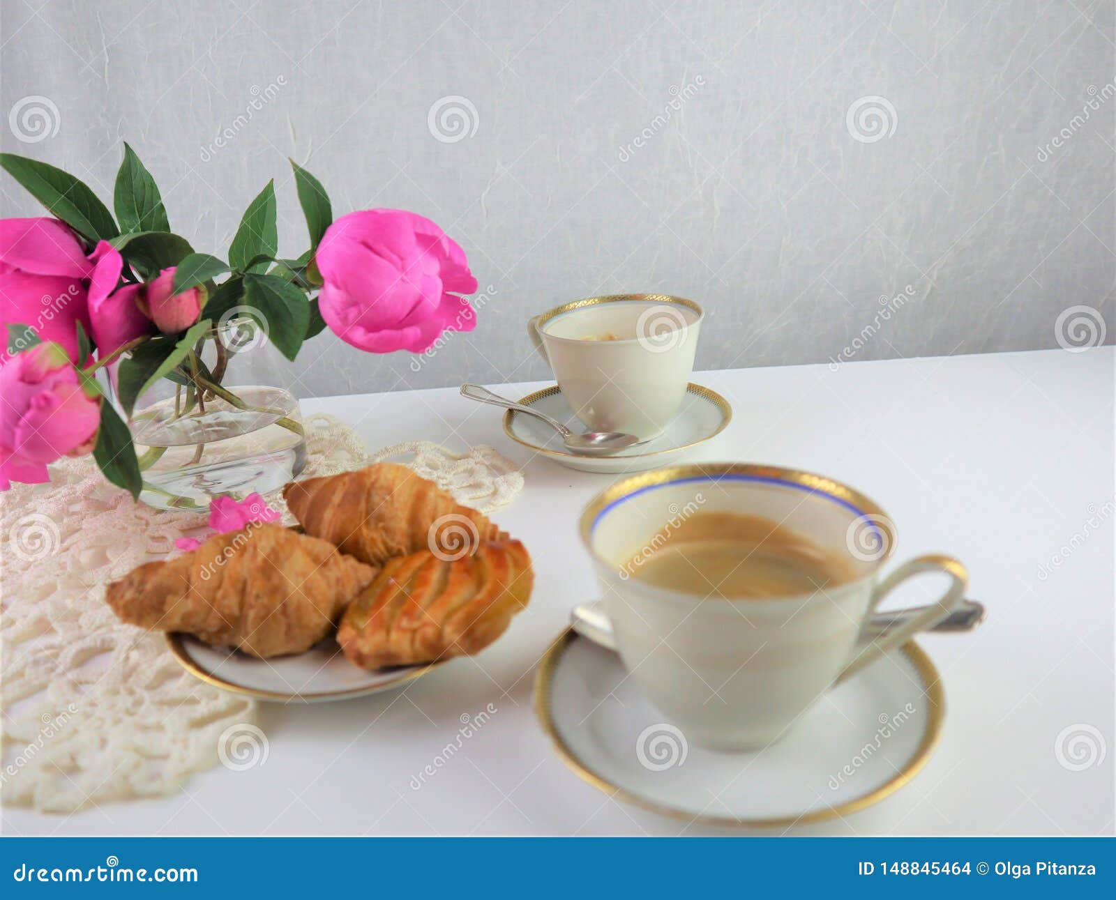 Petit Dejeuner Avec Deux Tasses De Cafe Et Croissan Photo Stock Image Du Table Espresso Petit Dejeuner Avec Deux Tasses De Cafe Et Croissan Photo Stock Image Du Table Espresso