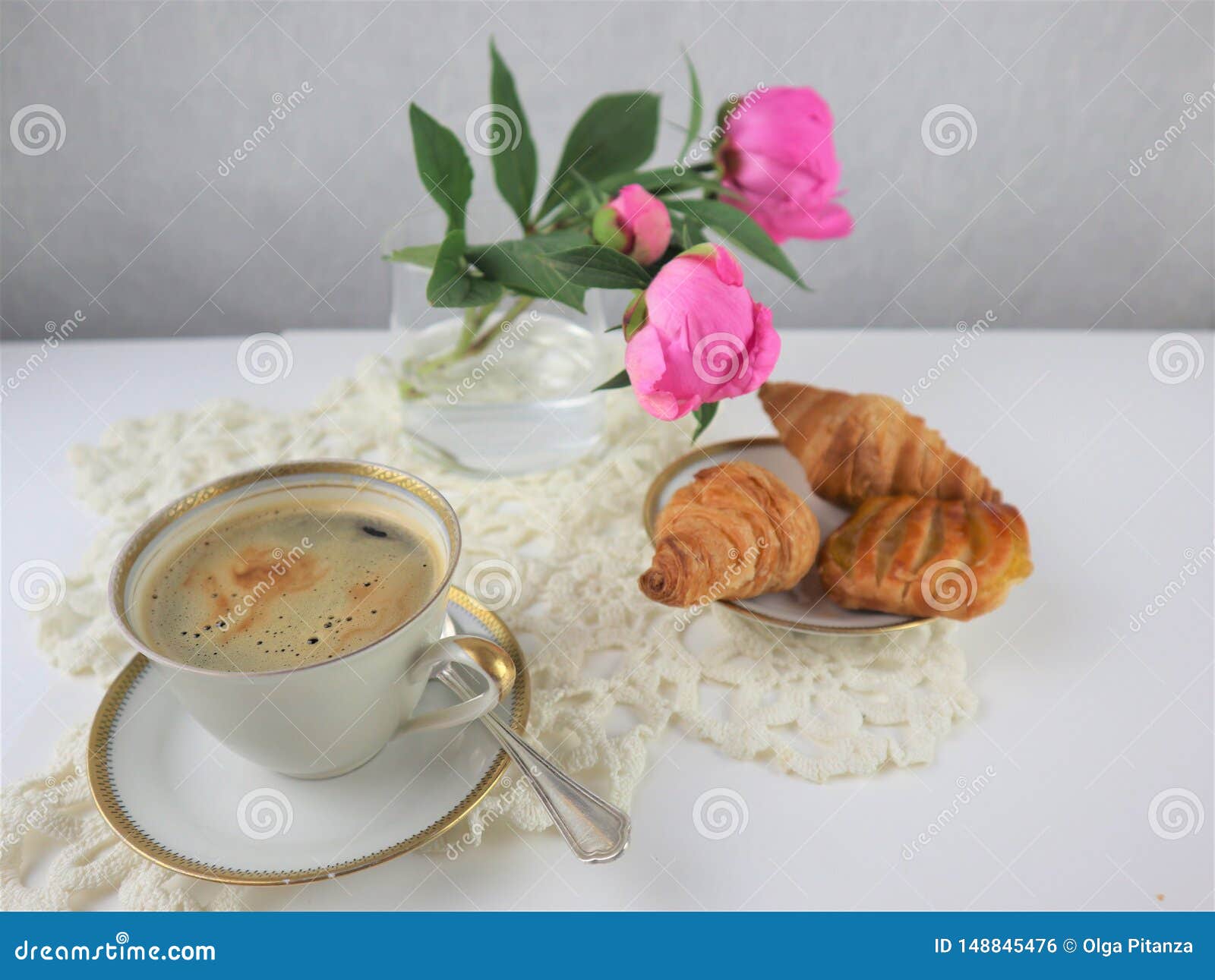 Petit Dejeuner Avec La Tasse De Cafe Et De Croissants Bouquet Des Fleurs Roses Photo Stock Image Du Frais Boisson Petit Dejeuner Avec La Tasse De Cafe Et De Croissants Bouquet Des Fleurs Roses Photo Stock Image Du Frais Boisson