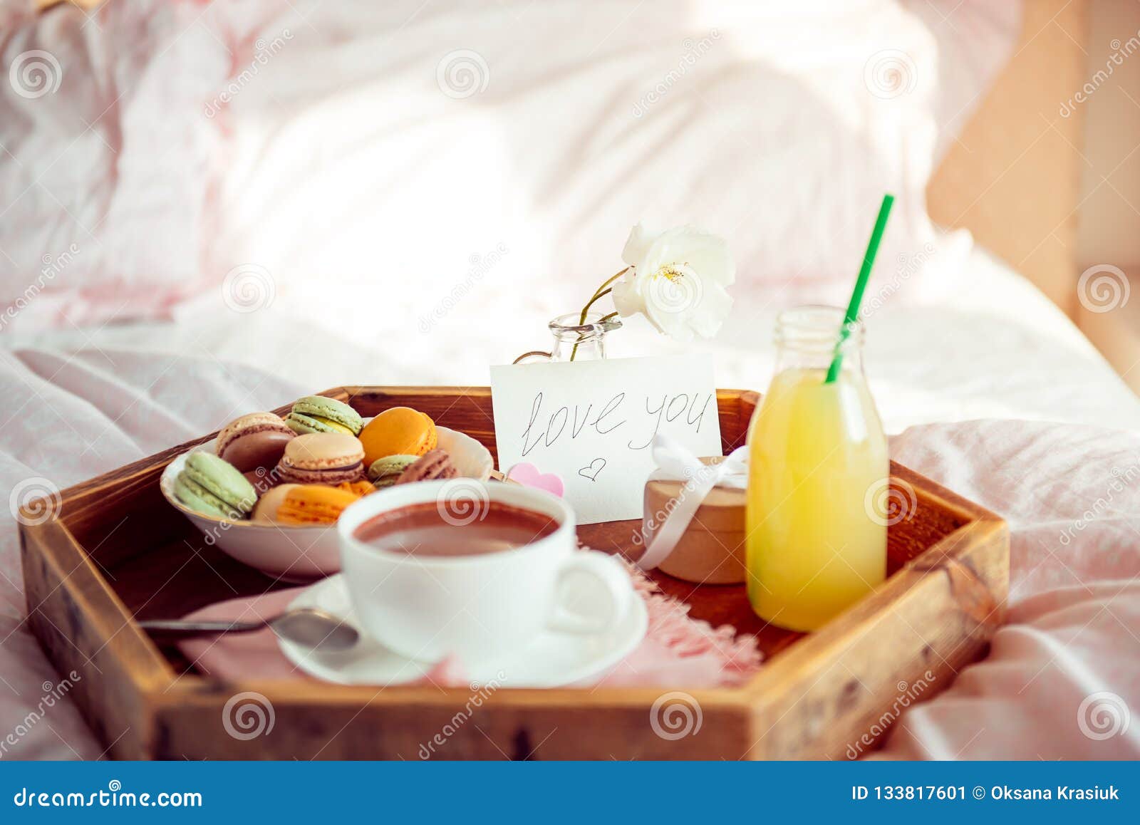 Petit Dejeuner Dans Le Lit Avec Je T Aime Le Texte Sur Une Note Tasse De Cafe De Jus De Macarons De Fleur Rose Et De Giftbox S Image Stock Image Du Petit Dejeuner Dans Le Lit Avec Je T Aime Le Texte Sur Une Note Tasse De Cafe De Jus De Macarons De Fleur Rose Et De Giftbox S Image Stock Image Du