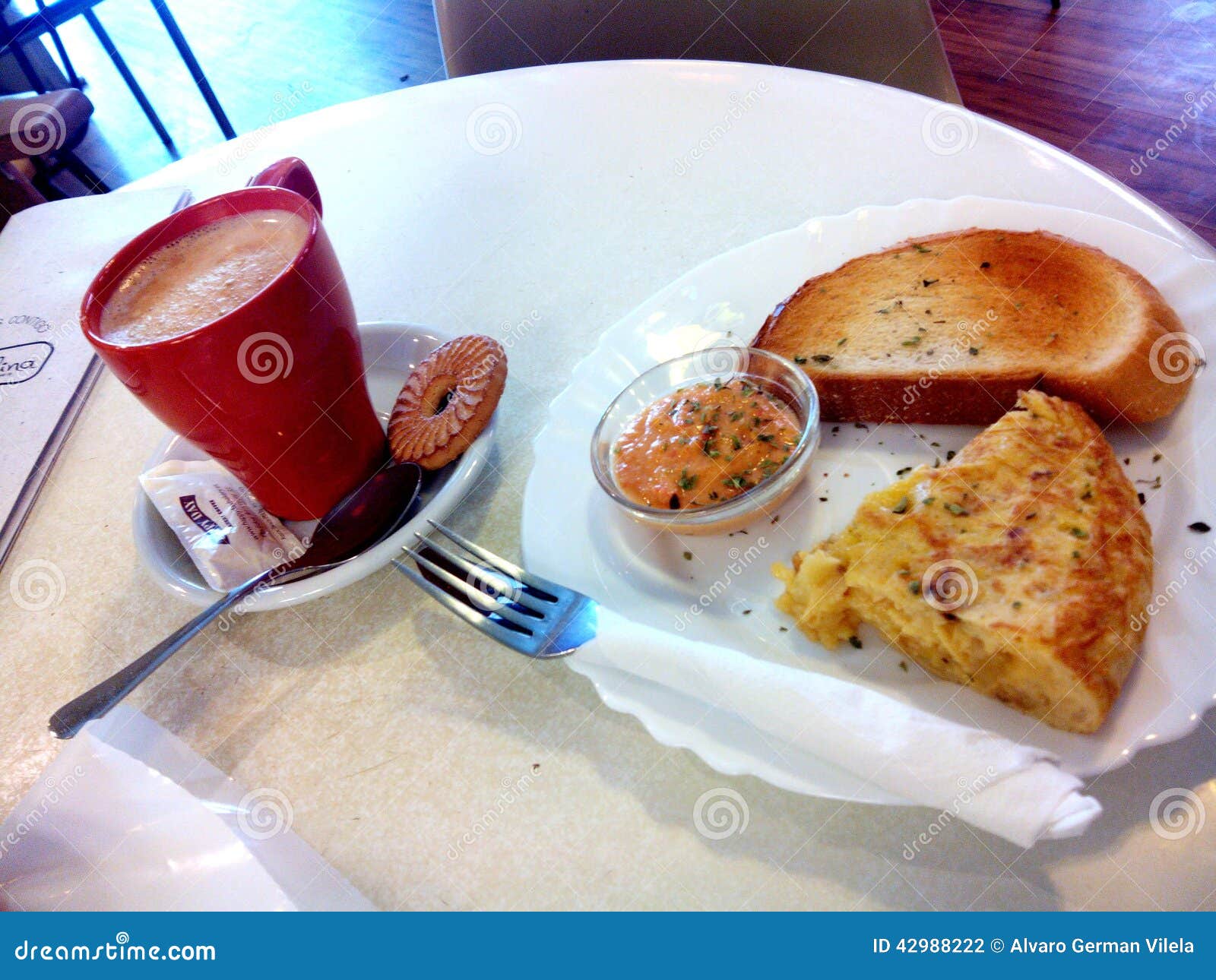 Petit Dejeuner Espagnol Coffe Avec Du Lait Le Pain Avec Le Tomatoe Et L Omelette Espagnole Photo Stock Image Du Brunch Gastronomie 4292 Petit Dejeuner Espagnol Coffe Avec Du Lait Le Pain Avec Le Tomatoe Et L Omelette Espagnole Photo Stock Image Du Brunch Gastronomie 4292