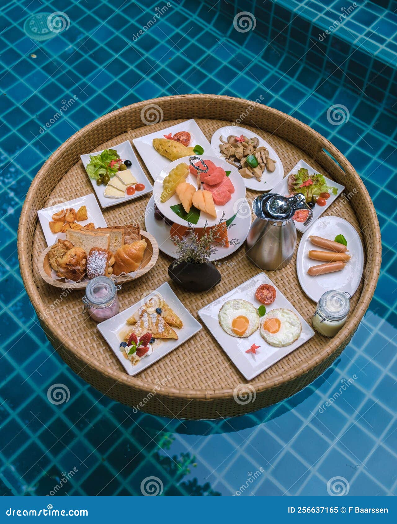 petit-déjeuner dans la piscine, petit-déjeuner flottant dans un