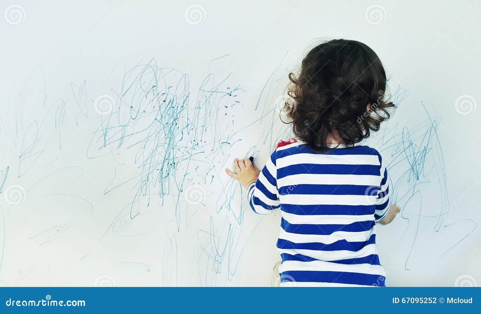 Petit Dessin Mignon Boucle De Bebe Avec La Couleur De Crayon Sur Le Mur Travaux D Enfant Photo Stock Image Du Craie Peintre