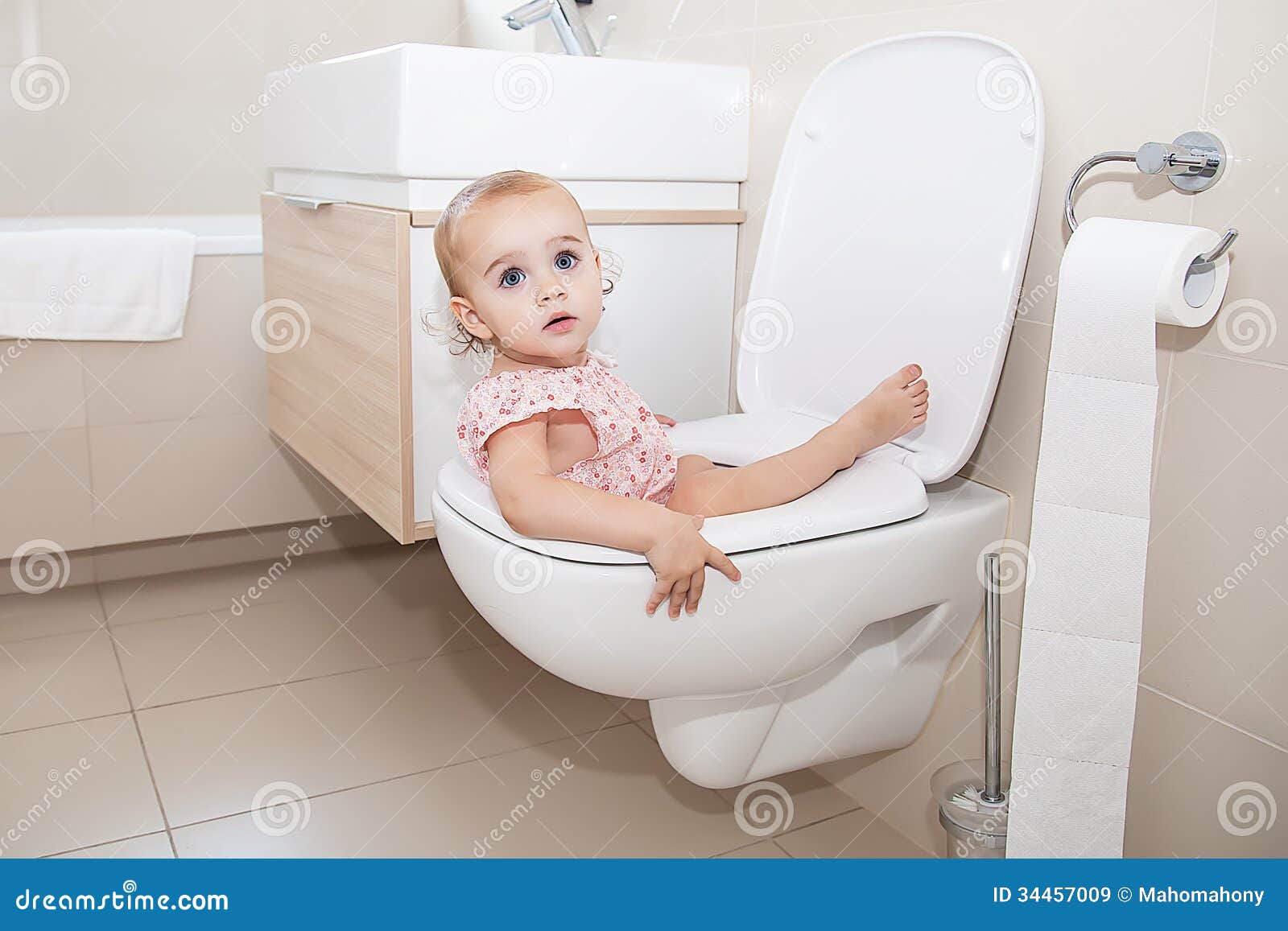 Petit Enfant Dans La Toilette Image Stock Image Du Lifestyles Lifestyle