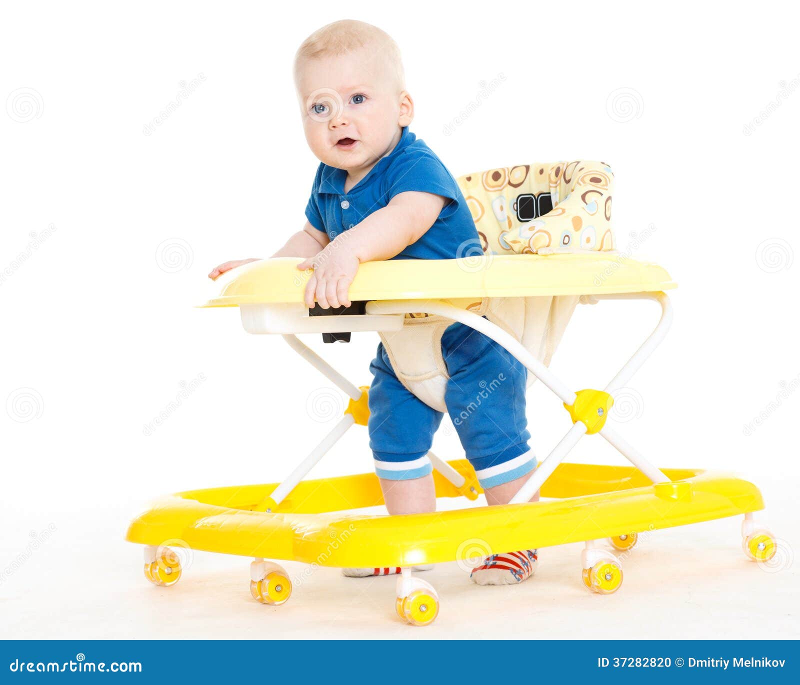 Petit Enfant Dans Le Marcheur De Bébé. Photo stock - Image du
