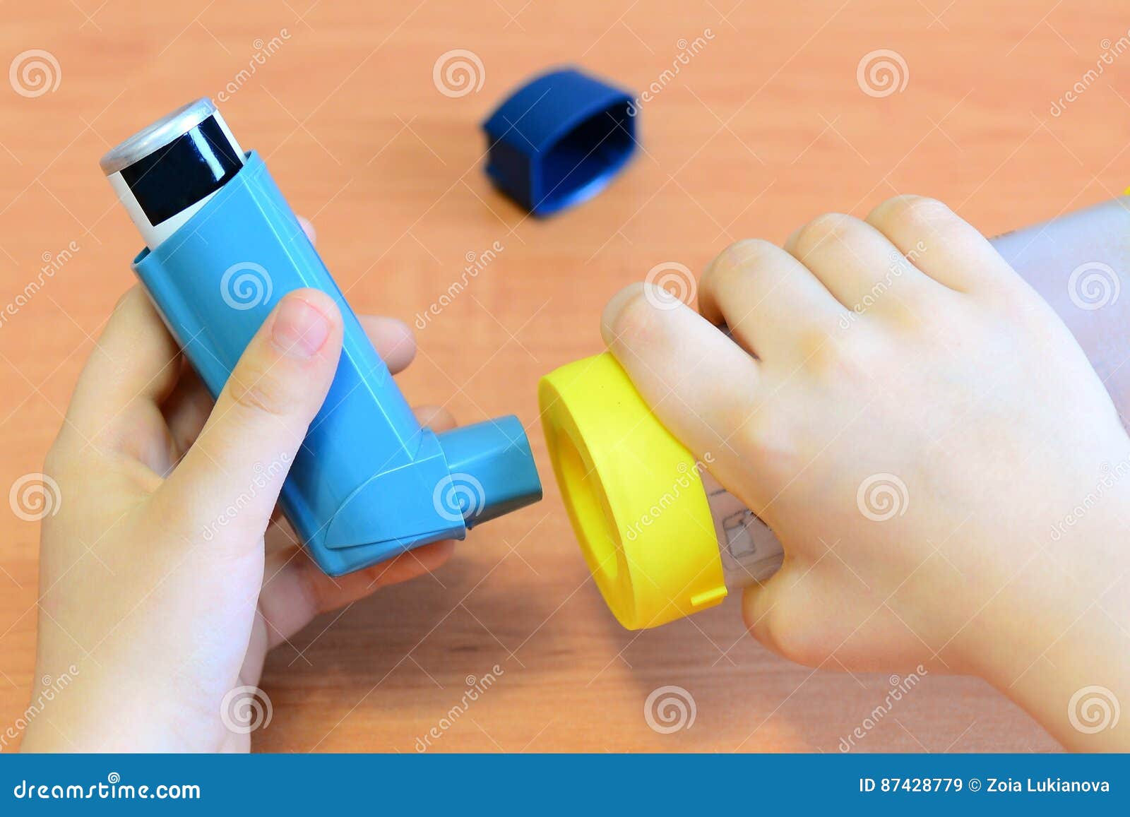 Petit Enfant Tenant L Inhalateur Et L Entretoise D Asthme Dans Des Ses Mains Entretoise D Asthme Et Inhalateur D Aerosol Image Stock Image Du Soin Fille Petit Enfant Tenant L Inhalateur Et L Entretoise D Asthme Dans Des Ses Mains Entretoise D Asthme Et Inhalateur D Aerosol Image Stock Image Du Soin Fille