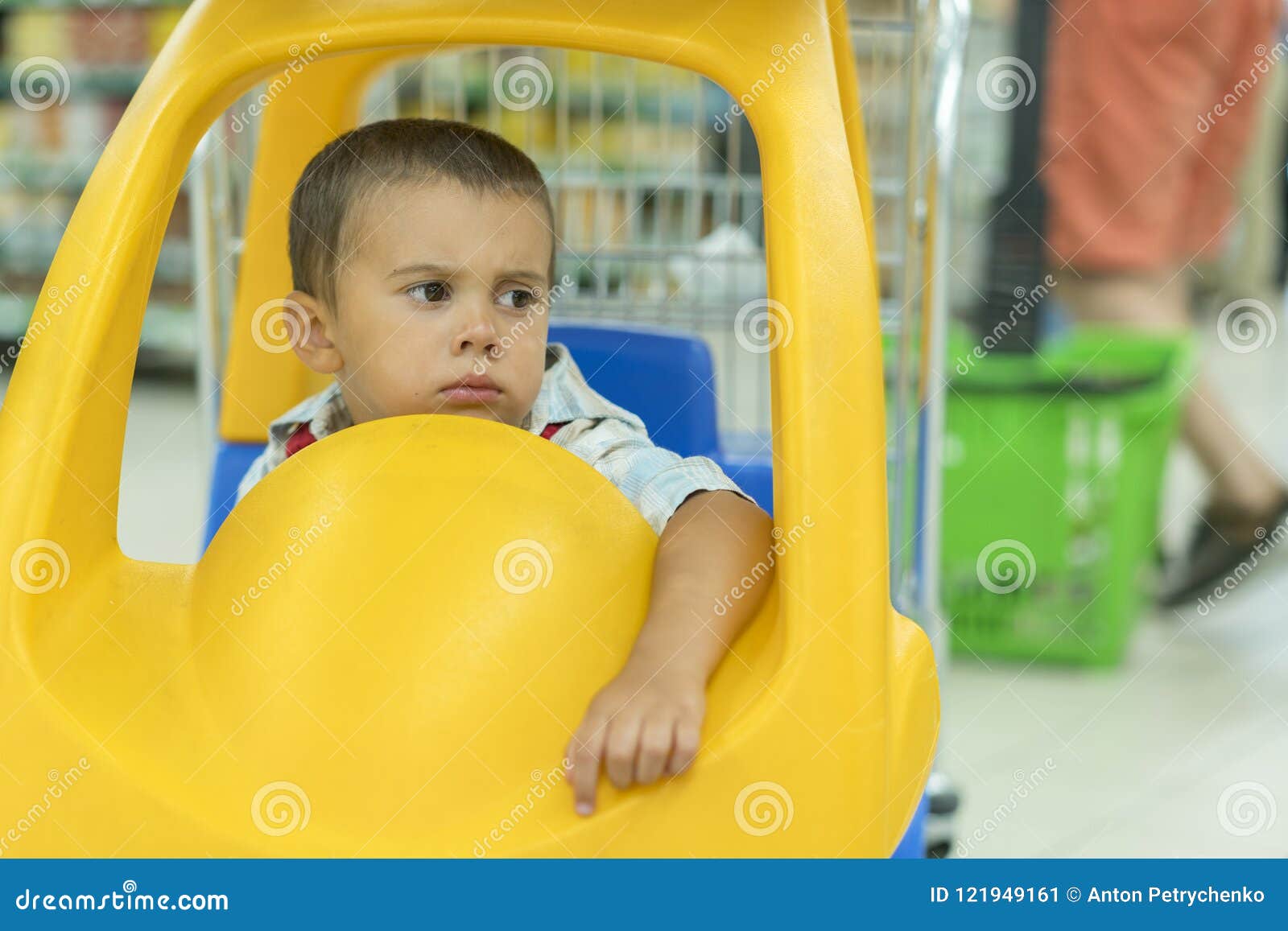 Petit Enfant Triste Mignon De Bebe Garcon De 2 Ans Dans Le Petit Chariot A Jouet Voiture Au Supermarche Au Papa Ou Au Parent Pou Image Stock Image Du Femelle Heureux