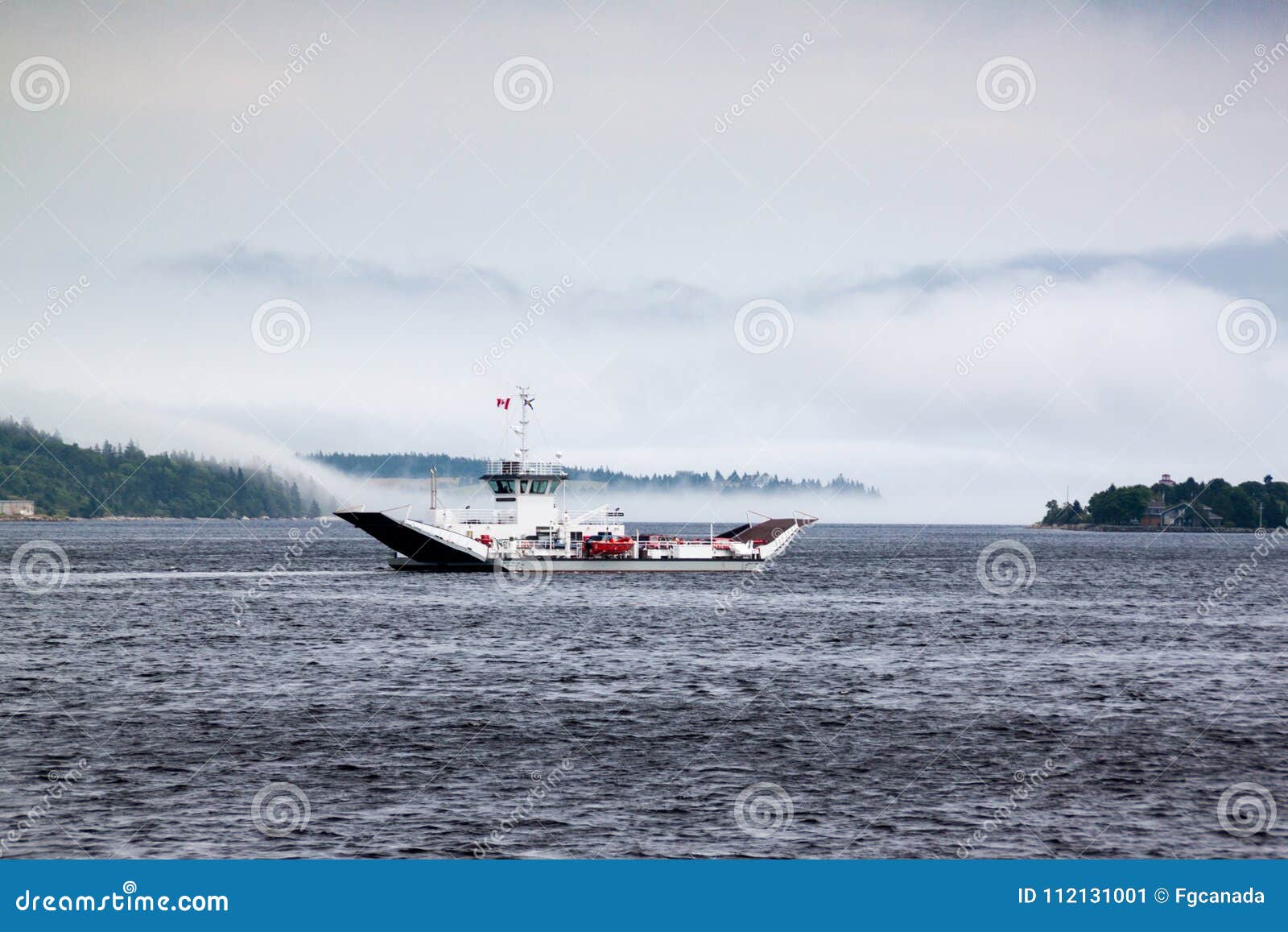 Petit ferry sur la rivière image stock. Image du voile 112131001