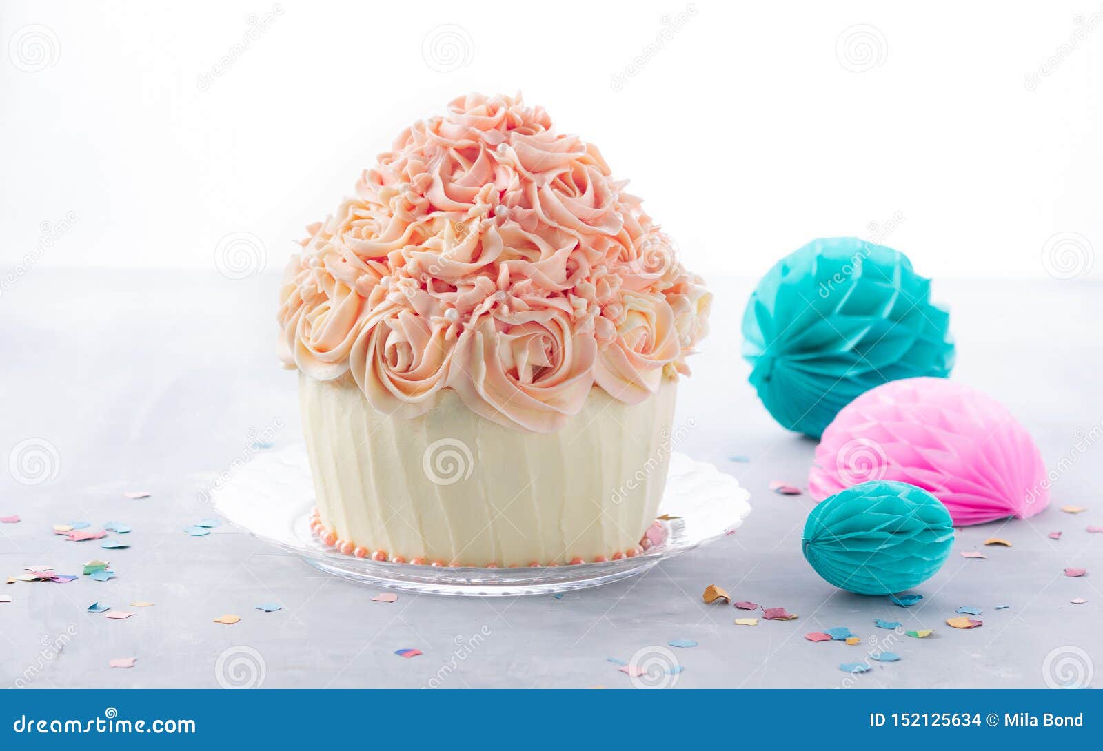 Petit Gateau Delicieux De Gateau D Anniversaire Sur Le Fond Blanc De Banniere Avec L Espace Pour Le Texte Concept De Fond De Fete Photo Stock Image Du Petit Fond Petit Gateau Delicieux De Gateau D Anniversaire Sur Le Fond Blanc De Banniere Avec L Espace Pour Le Texte Concept De Fond De Fete Photo Stock Image Du Petit Fond