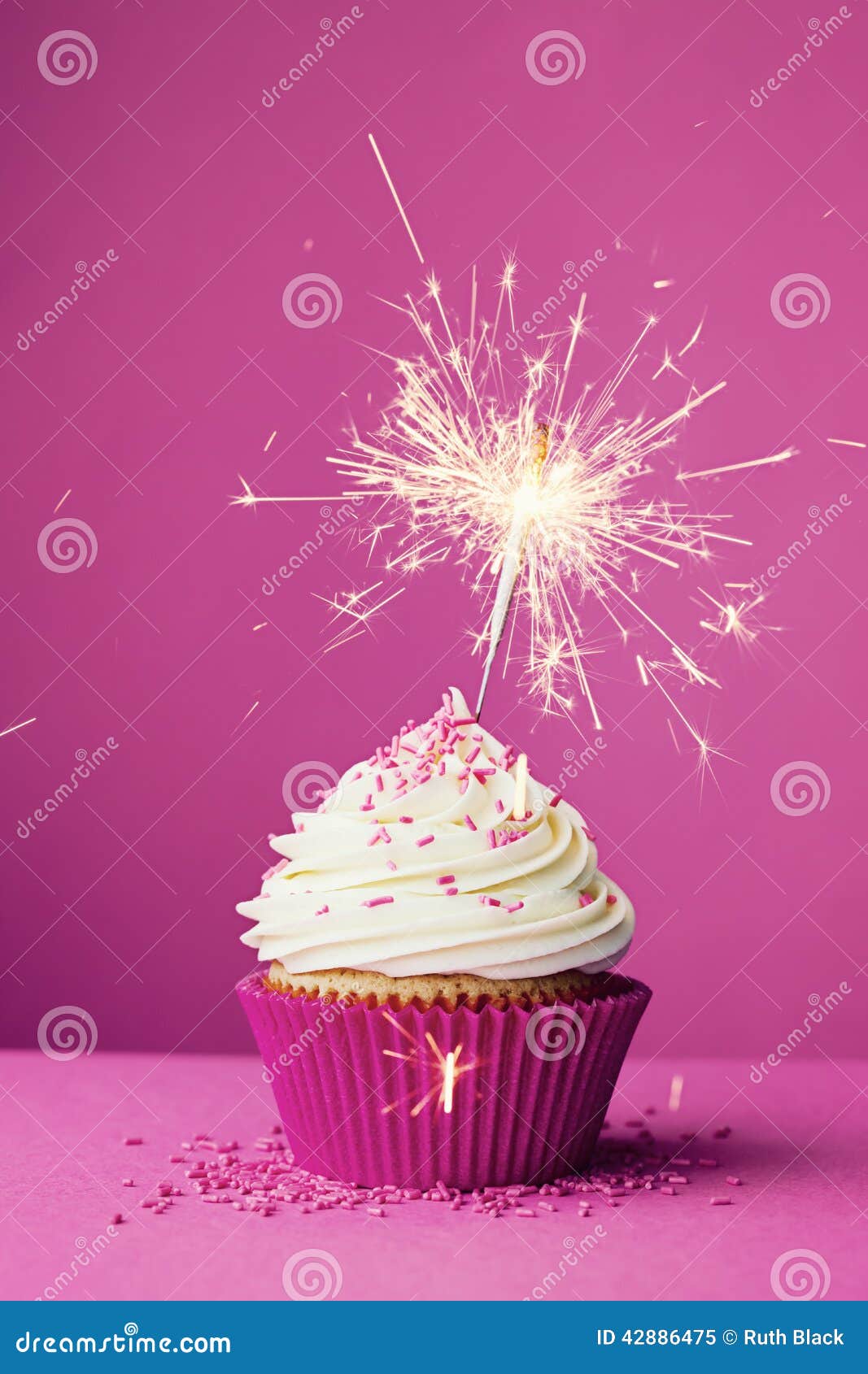 Petit Gâteau D'anniversaire Avec Un Cierge Magique Image stock - Image du  maison, anniversaire: 42886475