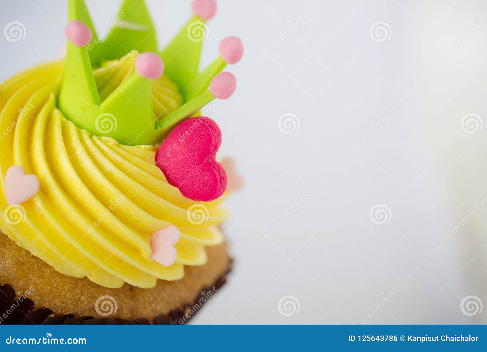 Petit Gateau D Anniversaire Devant Un Petit Gateau Blanc De Fond Avec De La Creme Jaune Photo Stock Image Du Devant Creme Petit Gateau D Anniversaire Devant Un Petit Gateau Blanc De Fond Avec De La Creme Jaune Photo Stock Image Du Devant Creme