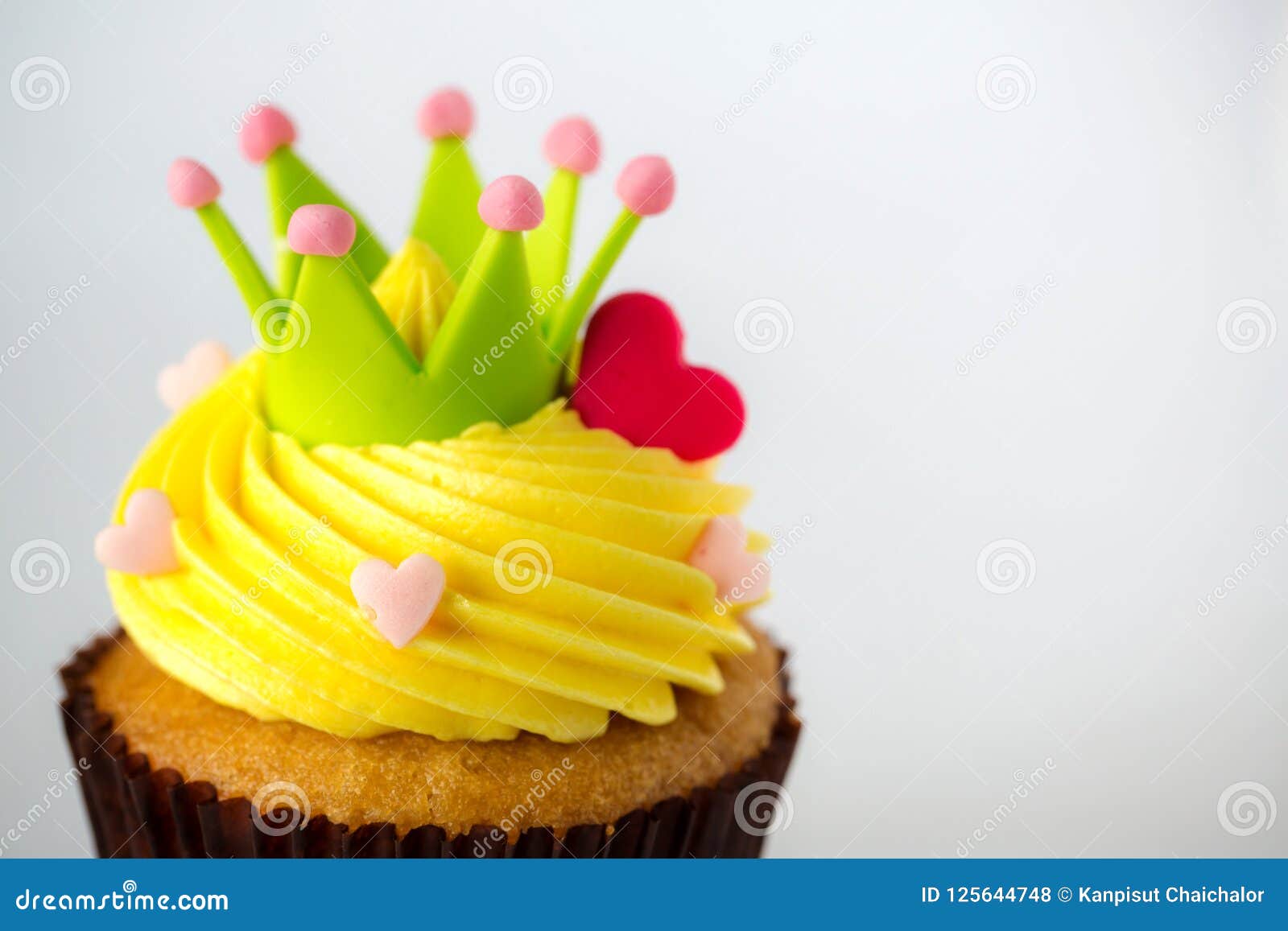 Petit Gateau D Anniversaire Devant Un Petit Gateau Blanc De Fond Avec De La Creme Jaune Photo Stock Image Du Gateau Fond Petit Gateau D Anniversaire Devant Un Petit Gateau Blanc De Fond Avec De La Creme Jaune Photo Stock Image Du Gateau Fond
