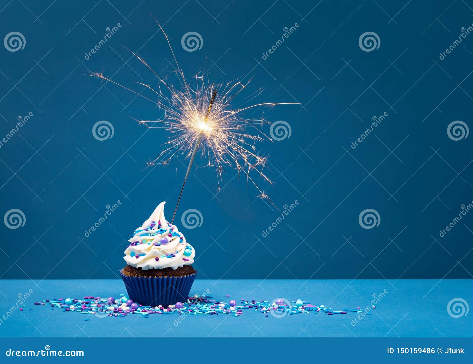 Petit Gâteau D'anniversaire Sur Le Bleu Avec Le Cierge Magique Photo stock  - Image du réception, beurre: 150159486