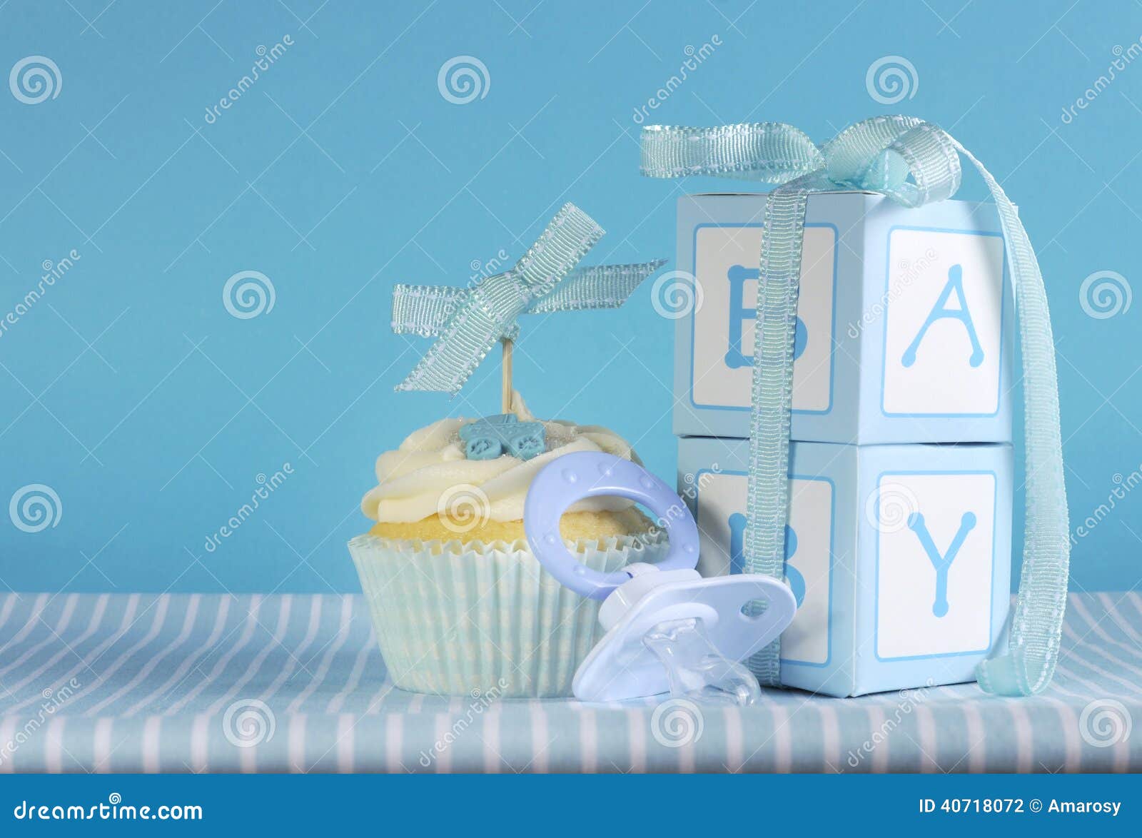 Petit Gateau De Bebe Garcon Avec Le Simulacre Et Les Boite Cadeau Photo Stock Image Du Garcon Bebe Petit Gateau De Bebe Garcon Avec Le Simulacre Et Les Boite Cadeau Photo Stock Image Du Garcon Bebe